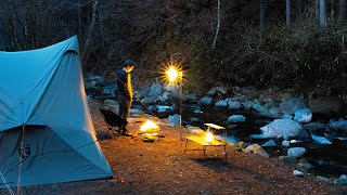 【ソロキャンプ】極寒の川の畔で星空と焚火料理を楽しむ/焚き火でロコモコ丼とスイートポテト